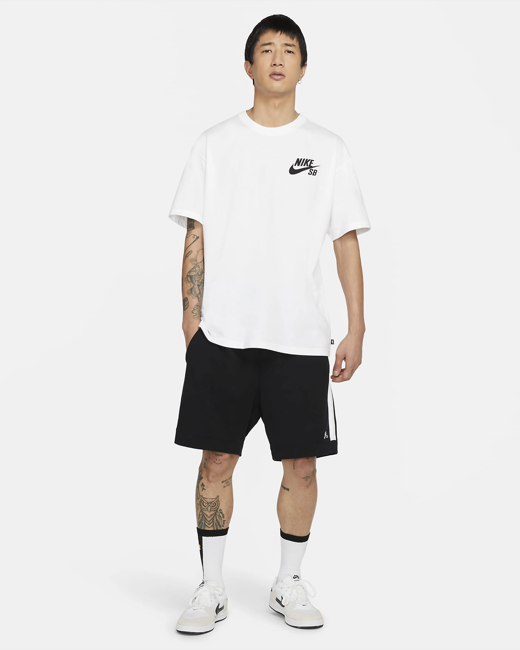 Nike SB Logo Skate T-shirt: Rul gaderne i stil - et ikonisk stykke streetwear til dig!
